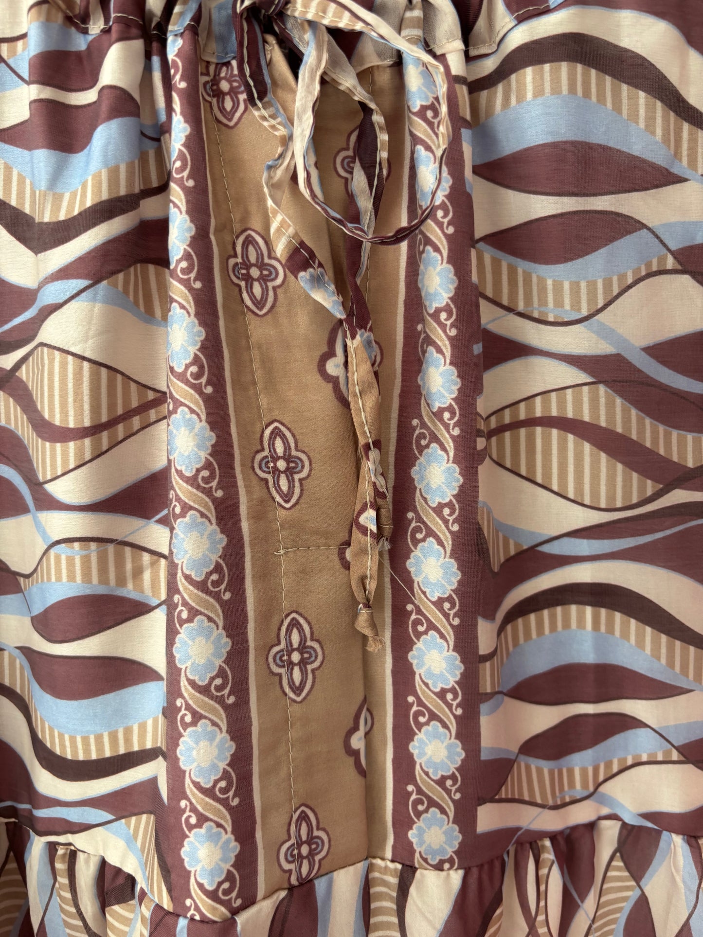 Kleid im Wellenmuster