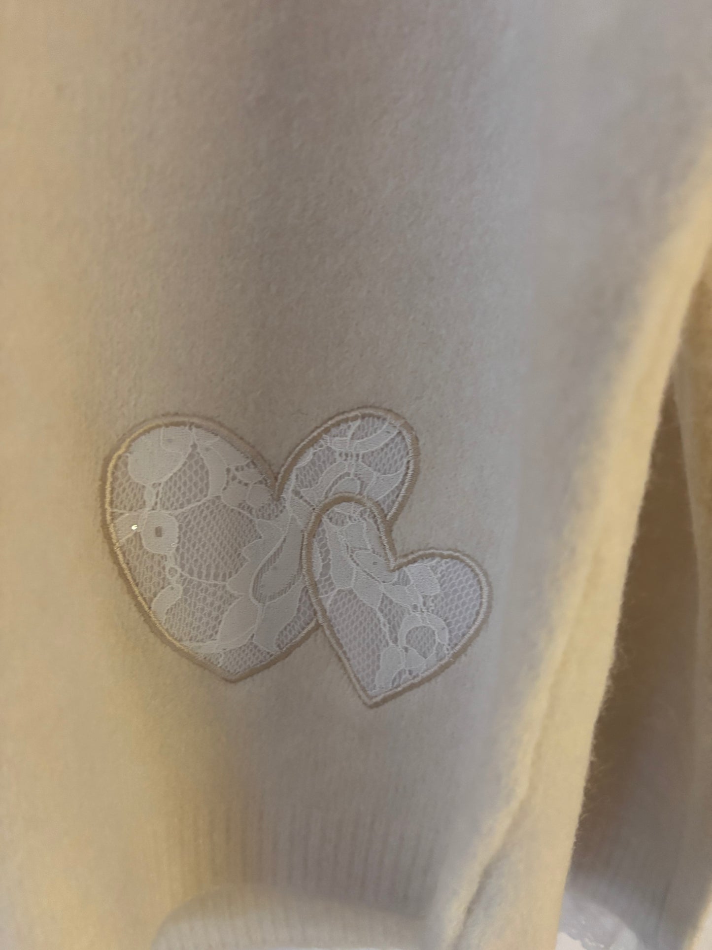 Pulli mit Herzapplikation