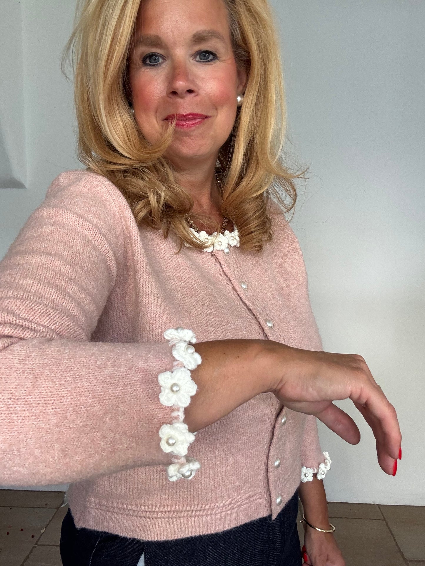 Taillenkurze Strickjacke