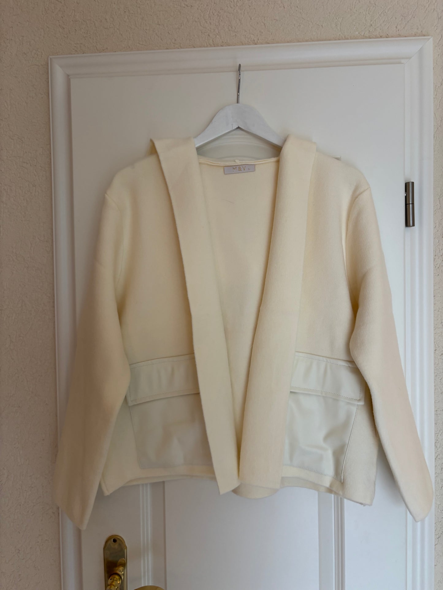 Sportive Jacke mit Kapuze