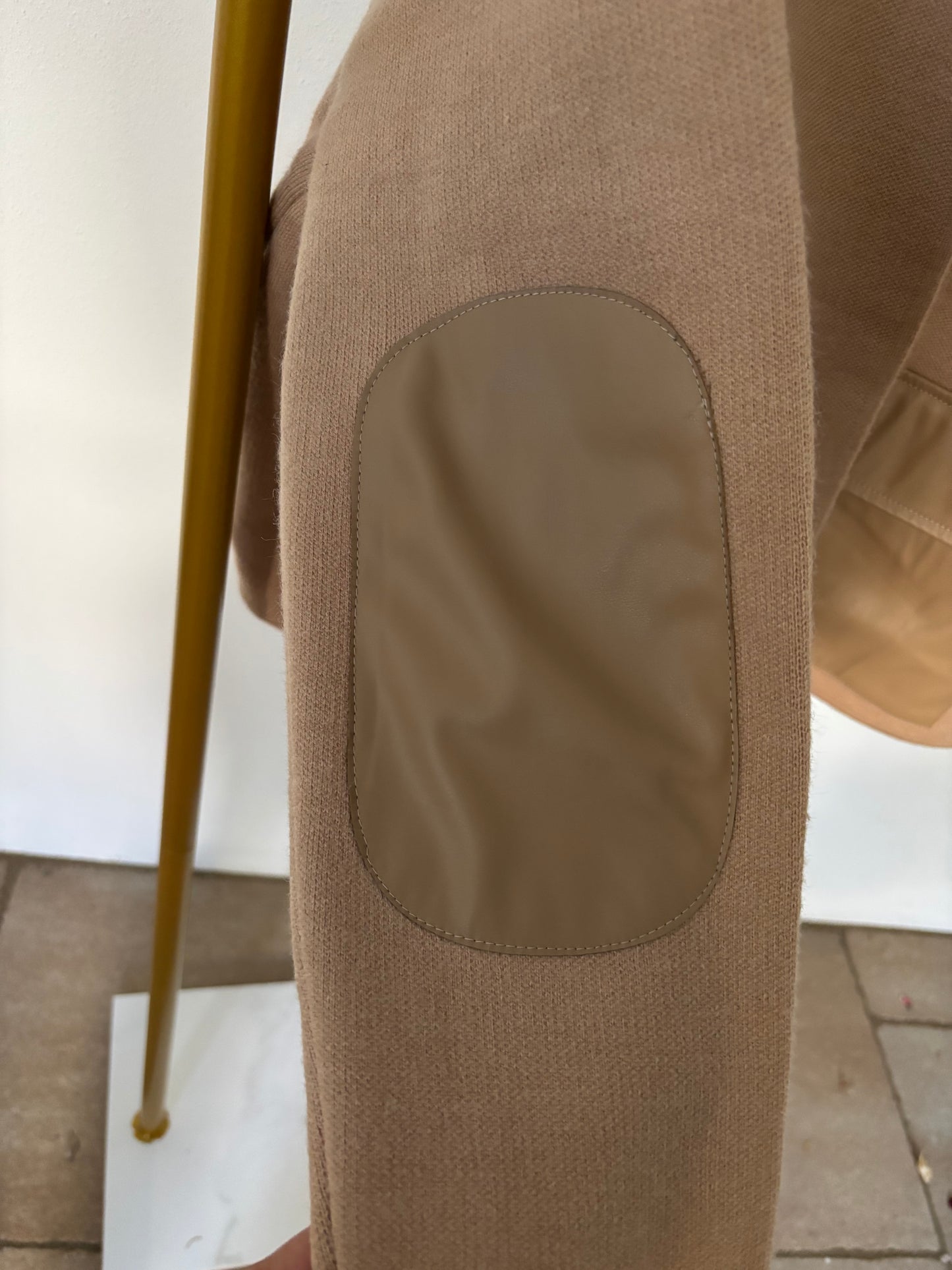 Sportive Jacke mit Kapuze
