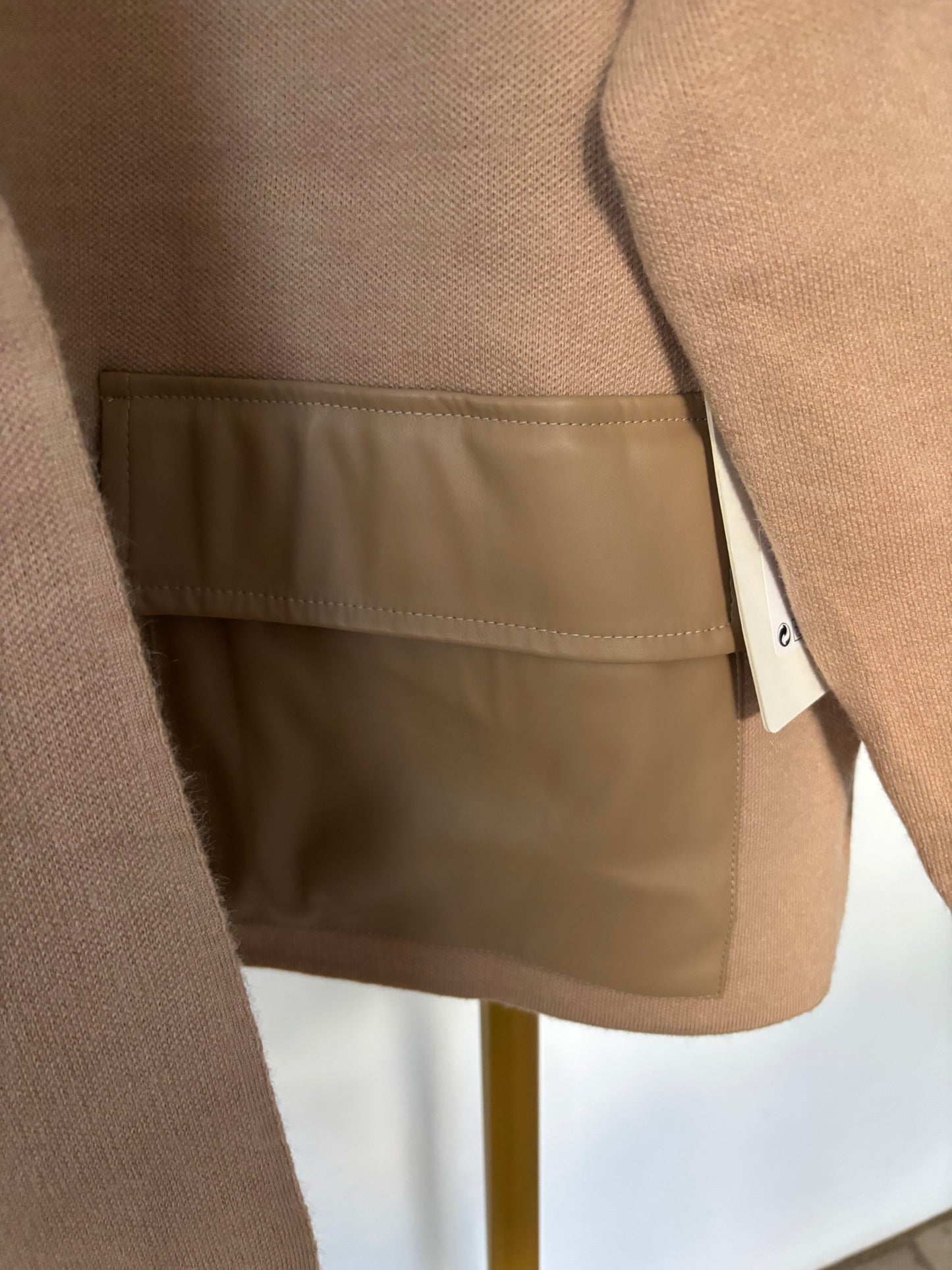 Sportive Jacke mit Kapuze