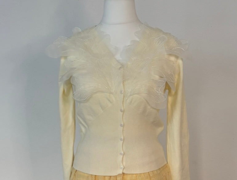 Strickjacke mit Organzaapplikationen