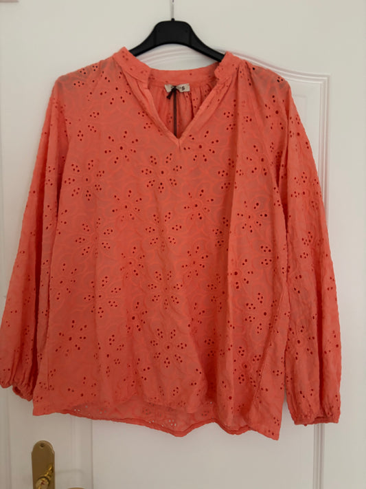 Bluse in Lochstickerei in zwei Farben