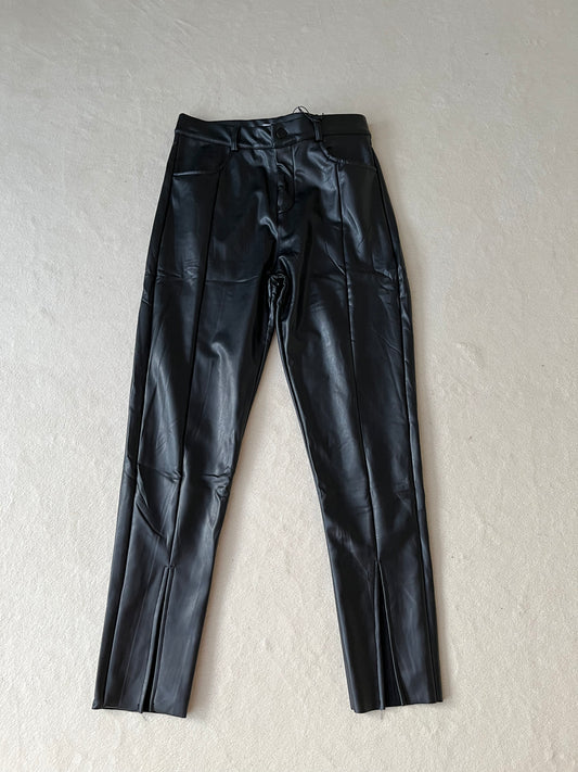 Lederhose mit Beinschlitz