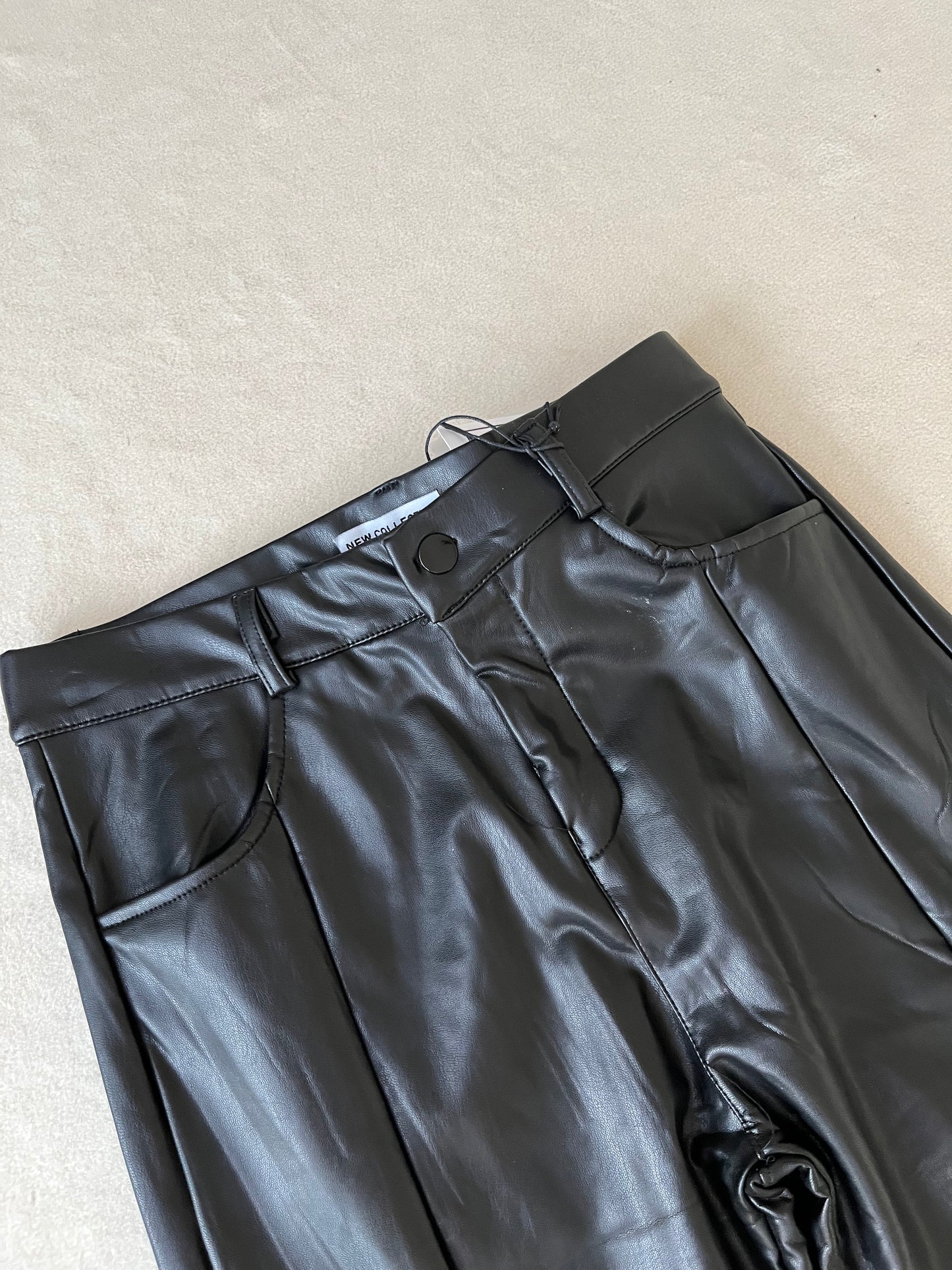 Lederhose mit Beinschlitz
