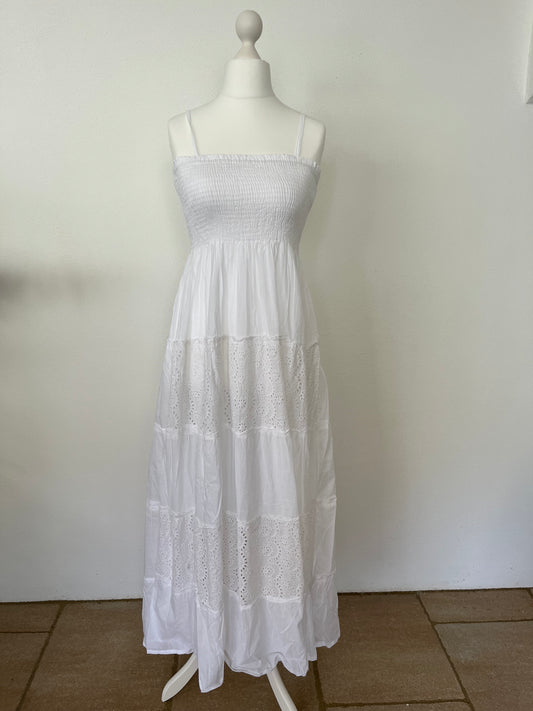 Trägerkleid aus Lochstickerei
